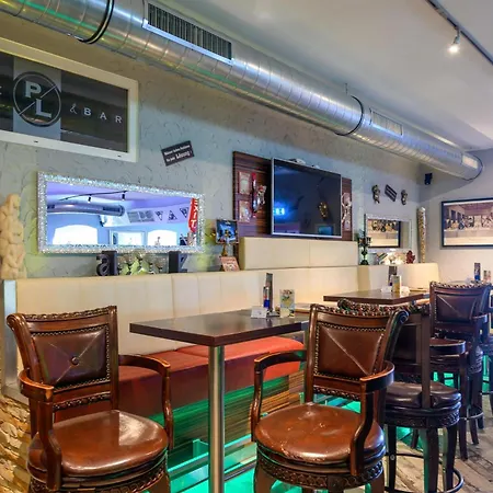 Plaza & - Cafe & Bar 3*