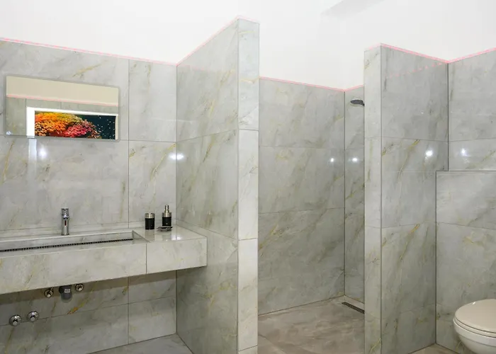 Plaza & - Cafe & Bar Konukevi