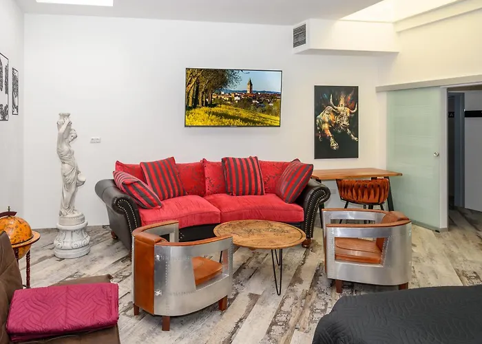 Plaza & - Cafe & Bar Konukevi