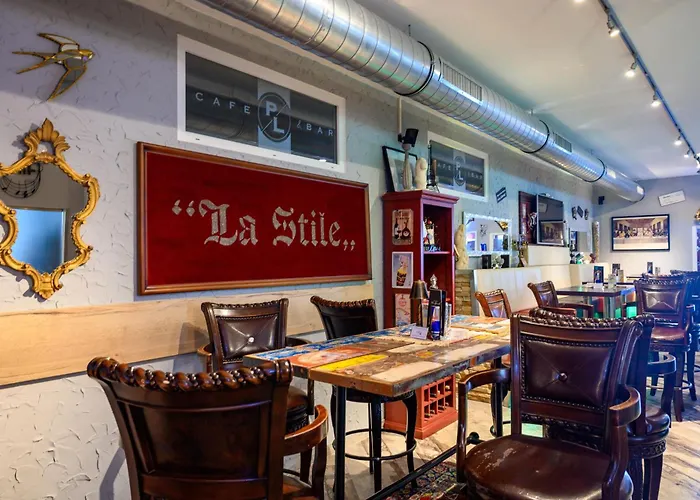 Plaza & - Cafe & Bar