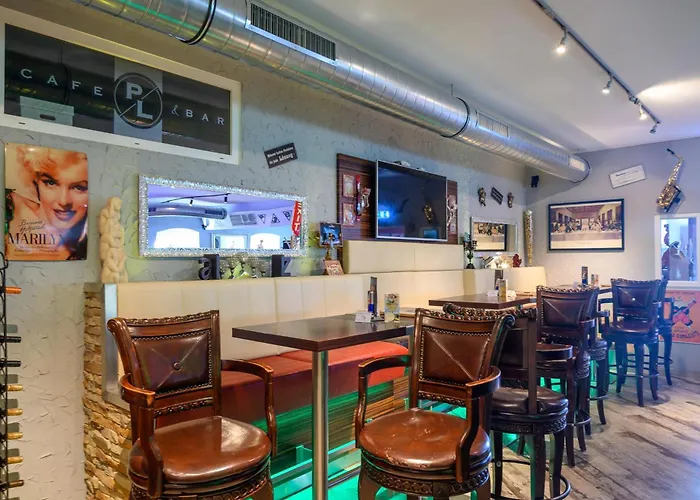 Plaza & - Cafe & Bar 3*