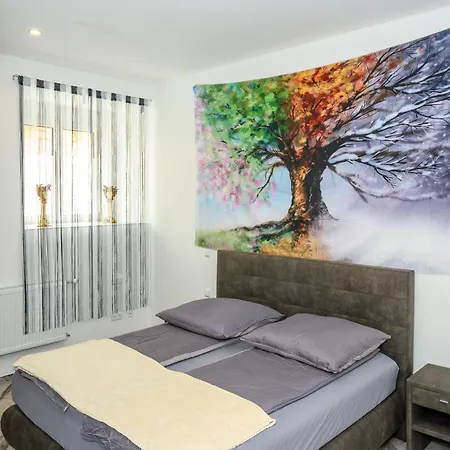 Vendégház Plaza & - Cafe & Bar Enns