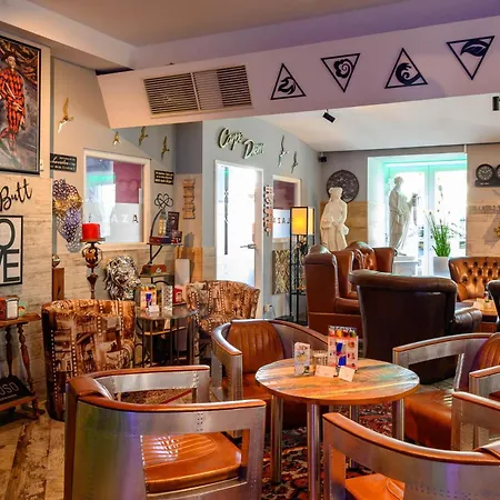 Vendégház Plaza & - Cafe & Bar Enns