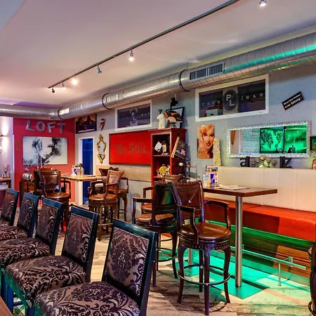 Plaza Cafe & Bar Enns